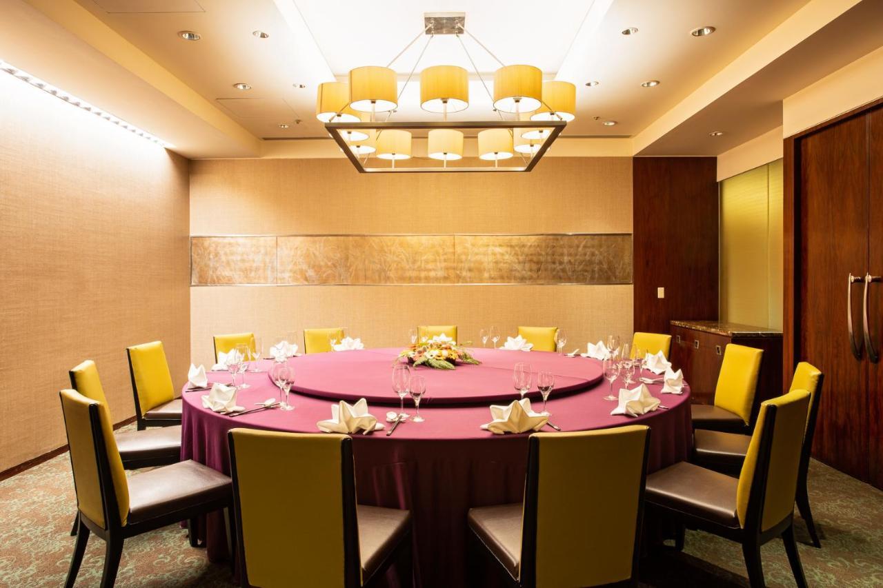 Ambassador Hotel Hsinchu Exterior foto A private dining room at a restaurant in Hong Kong