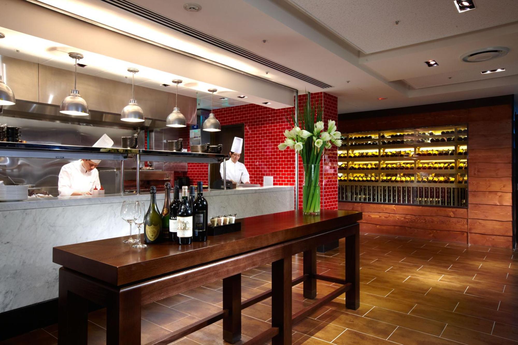 Ambassador Hotel Hsinchu Exterior foto The open kitchen at the restaurant