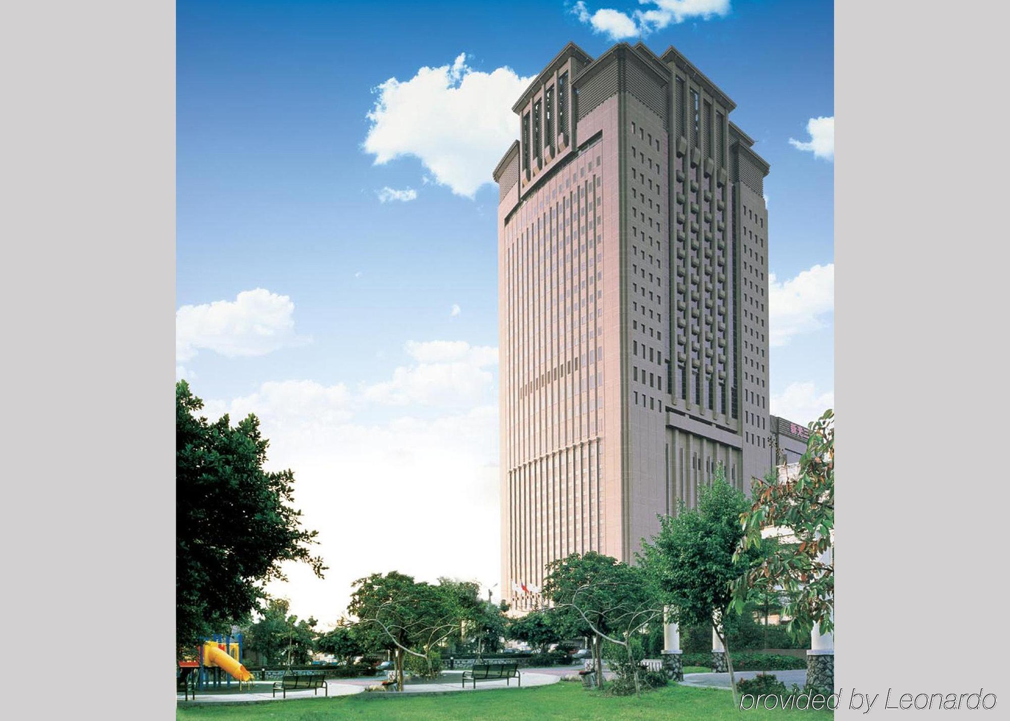 Ambassador Hotel Hsinchu Exterior foto The 30-storey, 100,000-square-meter (111,000 sq yd) headquarters of the National Police Agency in Nagatachō, Osaka
