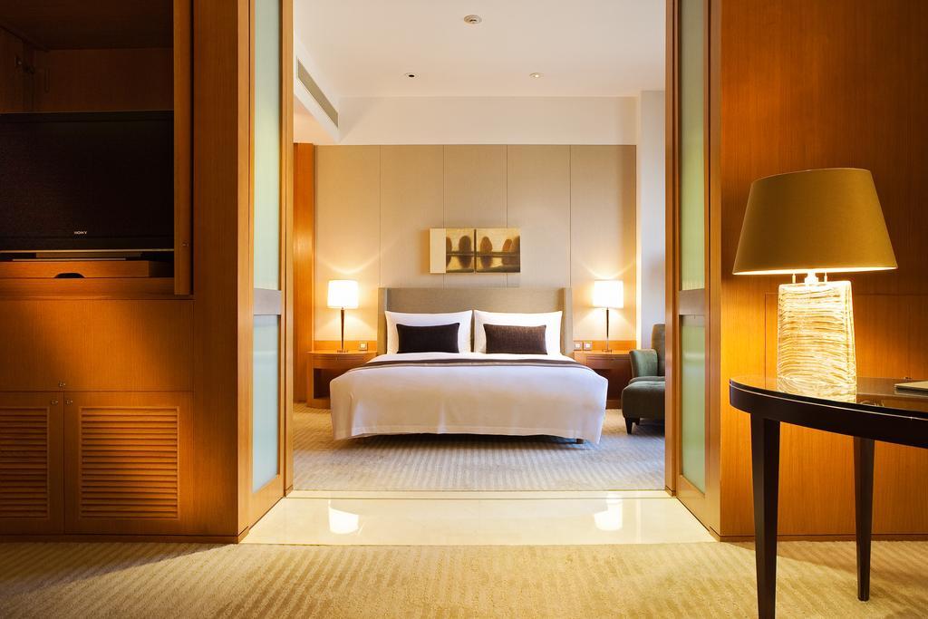 Ambassador Hotel Hsinchu Exterior foto A bedroom at the Mandarin Oriental, Hong Kong