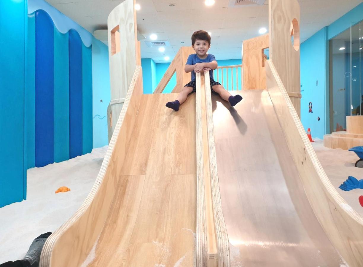 Ambassador Hotel Hsinchu Exterior foto A child on a slide